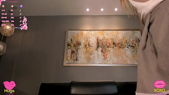 LisaFlowers  online show from March 12, 11:38 am