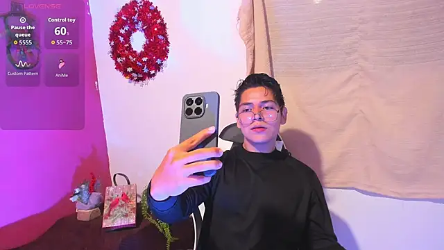 Snapshot of Asta_YunoXXX chatting on December 5, 5:05 am Asta YunoXXX online show from December 5, 5:05 am