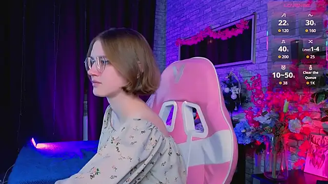 Mia Mooore online show from December 21, 1:40 pm