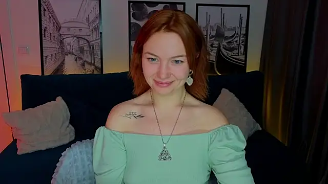 Snapshot of PaigeHalliwell_ chatting on December 1, 2:44 pm PaigeHalliwell online show from December 1, 2:44 pm