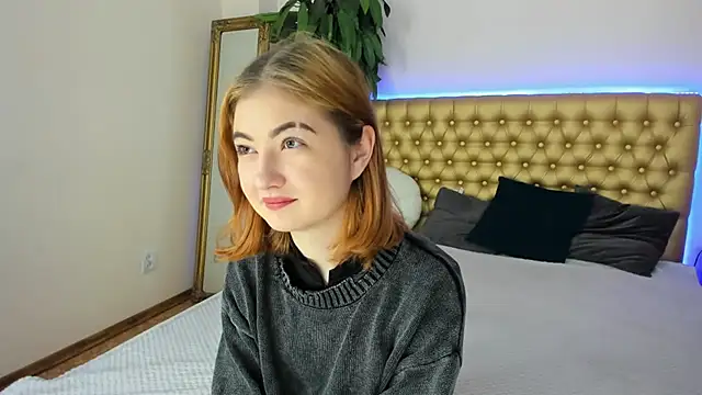 Snapshot of KristineGloww chatting on December 1, 7:46 am KristineGloww online show from December 1, 7:46 am