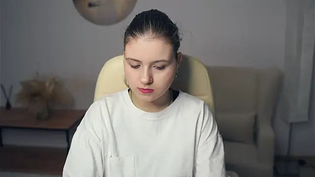 Snapshot of NovellaArjune chatting on December 3, 8:00 am NovellaArjune online show from December 3, 8:00 am