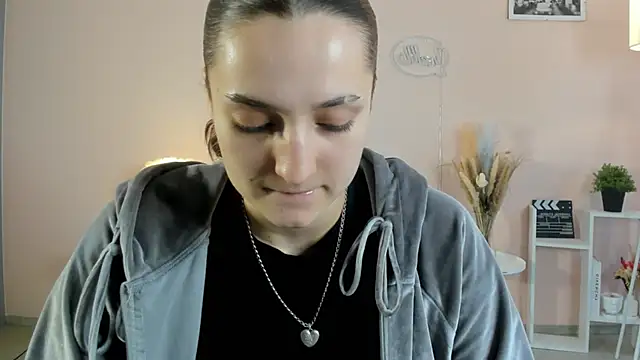 Snapshot of ShelieThetford chatting on December 5, 10:13 am ShelieThetford online show from December 5, 10:13 am