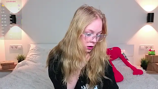 GhisllaineWestler online show from March 2, 4:36 am