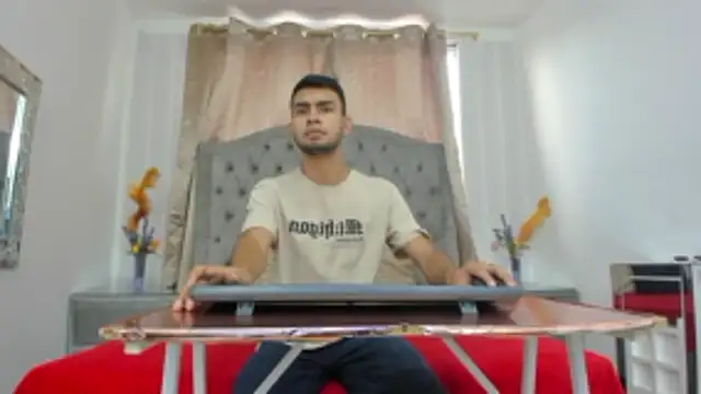 Snapshot of WillSainz chatting on December 18, 12:33 pm WillSainz online show from December 18, 12:33 pm