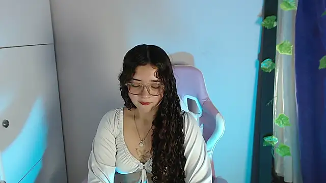 Snapshot of ZoeSinclair_5 chatting on December 3, 7:34 pm ZoeSinclair 5 online show from December 3, 7:34 pm