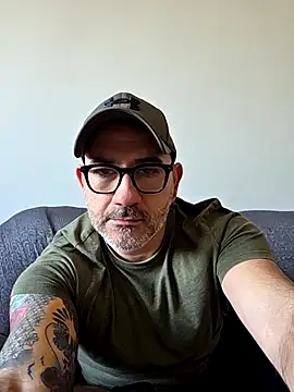 Snapshot of Aresal84 chatting on December 1, 12:32 pm Aresal84 online show from December 1, 12:32 pm