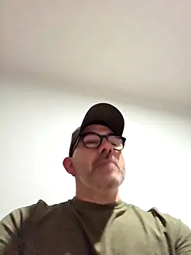 Snapshot of Aresal84 chatting on December 2, 12:38 am Aresal84 online show from December 2, 12:38 am