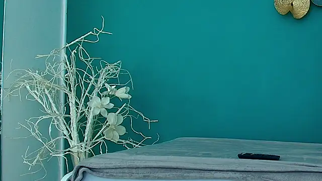 Snapshot of RoxanneJoy chatting on April 1, 4:35 am RoxanneJoy online show from April 1, 4:35 am