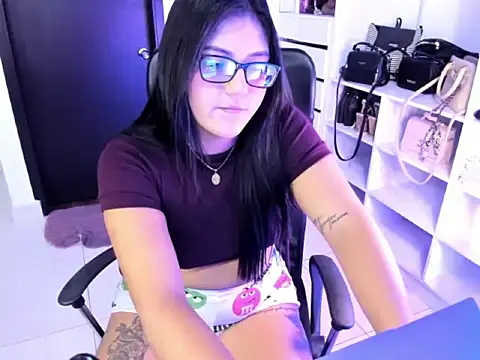 Snapshot of cristina697 chatting on February 3, 4:21 am cristina697 online show from February 3, 4:21 am