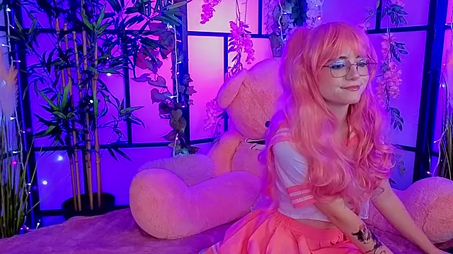 ReynaRey online show from December 2, 8:15 pm