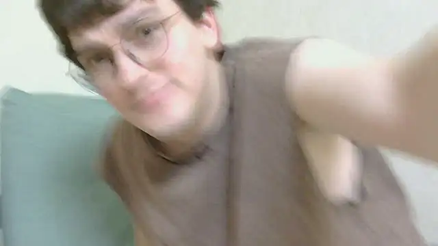 leo cutie online show from July 31, 8:30 pm