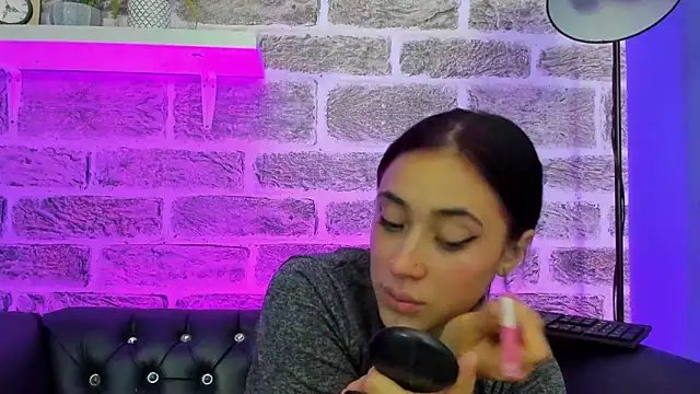 Snapshot of Ariana_collinss chatting on May 22, 1:17 pm Ariana collinss online show from May 22, 1:17 pm