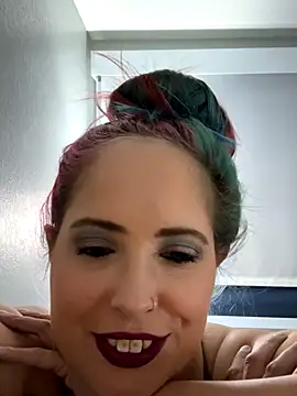 Snapshot of IconicBaddie chatting on December 1, 8:30 am IconicBaddie online show from December 1, 8:30 am