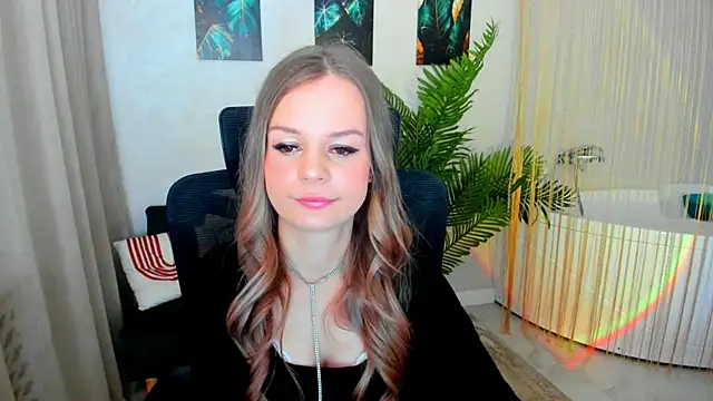 Snapshot of MidnighteAura chatting on April 8, 7:47 pm MidnighteAura online show from April 8, 7:47 pm