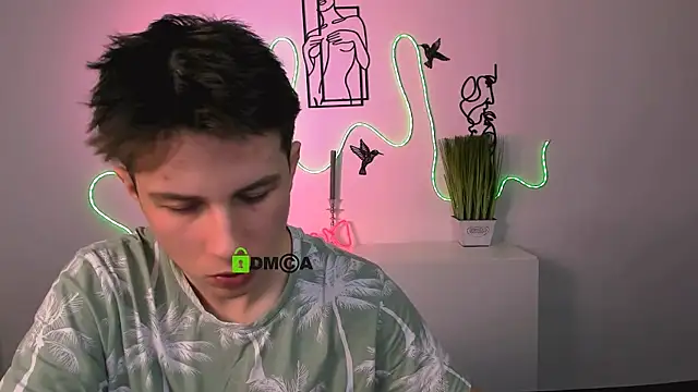 Snapshot of leo_valor chatting on December 17, 7:31 pm leo valor online show from December 17, 7:31 pm