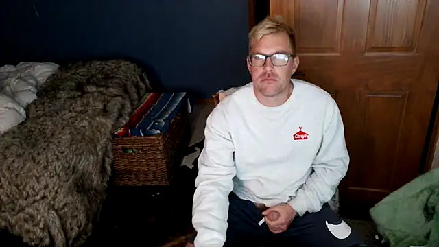 Snapshot of SpunRedneck chatting on April 6, 9:10 am SpunRedneck online show from April 6, 9:10 am
