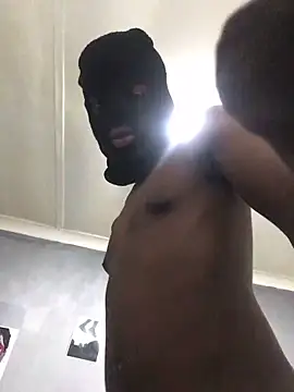 Snapshot of Pound5King chatting on April 5, 8:39 pm Pound5King online show from April 5, 8:39 pm