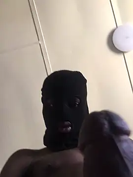 Snapshot of Pound5King chatting on April 10, 9:36 am Pound5King online show from April 10, 9:36 am