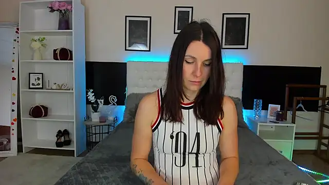 KiraNeeww online show from February 5, 7:02 am