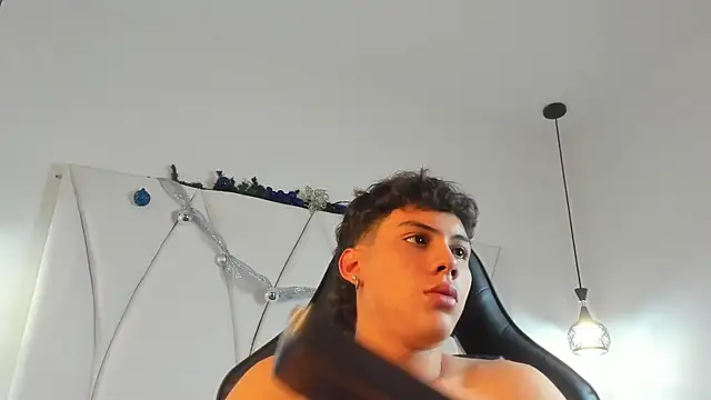 Snapshot of Erick_wingston chatting on December 4, 12:58 pm Erick wingston online show from December 4, 12:58 pm