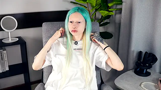 Snapshot of RendaBacke chatting on December 4, 10:35 am RendaBacke online show from December 4, 10:35 am