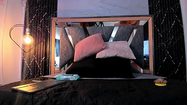 Snapshot of Hotty_redd chatting on December 3, 7:45 pm Hotty redd online show from December 3, 7:45 pm