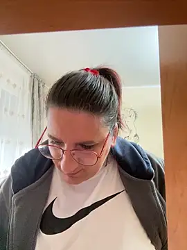 Snapshot of Dana92va chatting on February 15, 6:32 am Dana92va online show from February 15, 6:32 am