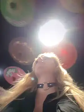 Snapshot of Betsy chatting on December 21, 8:39 am Betsy online show from December 21, 8:39 am