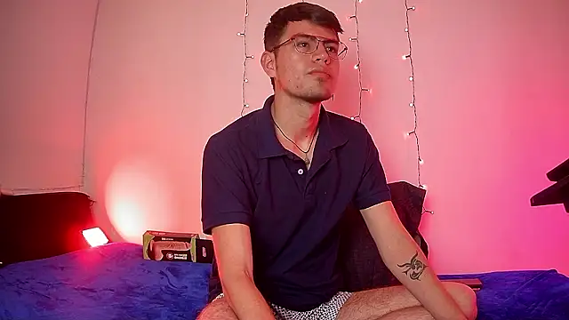 Snapshot of nicolatinboy chatting on February 14, 9:11 pm nicolatinboy online show from February 14, 9:11 pm