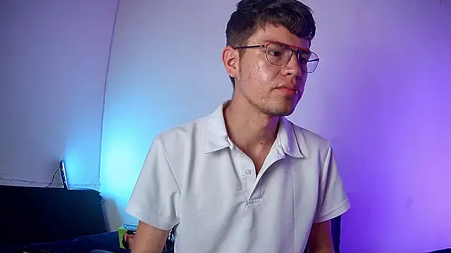 Snapshot of nicolatinboy chatting on February 23, 9:23 pm nicolatinboy online show from February 23, 9:23 pm