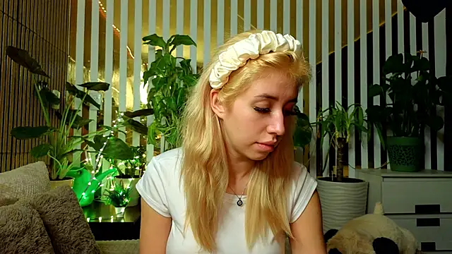 Snapshot of FlowweerGirl chatting on December 13, 10:26 pm FlowweerGirl online show from December 13, 10:26 pm