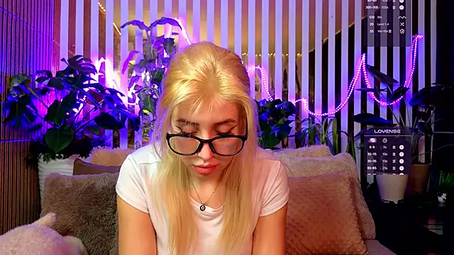 Snapshot of FlowweerGirl chatting on December 16, 9:31 pm FlowweerGirl online show from December 16, 9:31 pm