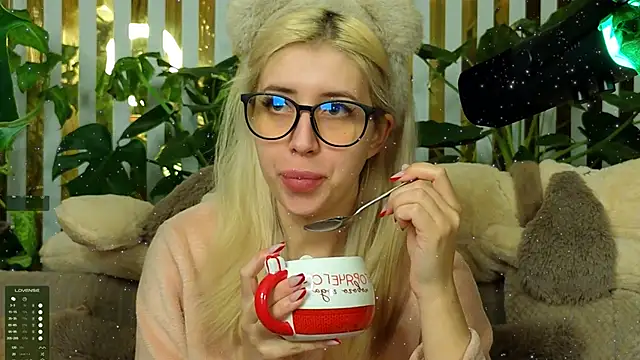 Snapshot of FlowweerGirl chatting on January 14, 9:15 am FlowweerGirl online show from January 14, 9:15 am