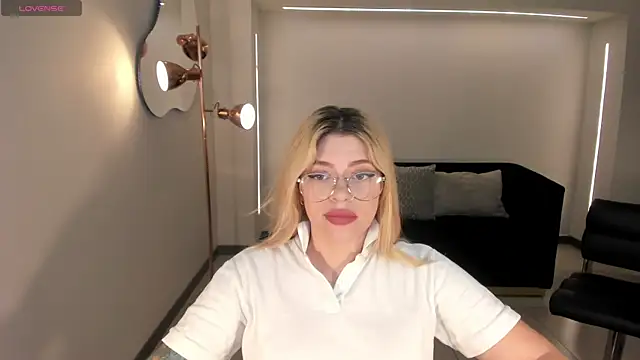 MadisonKane online show from November 30, 11:47 am