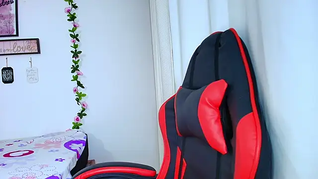 Snapshot of sara_santana__ chatting on December 16, 12:48 am sara santana online show from December 16, 12:48 am