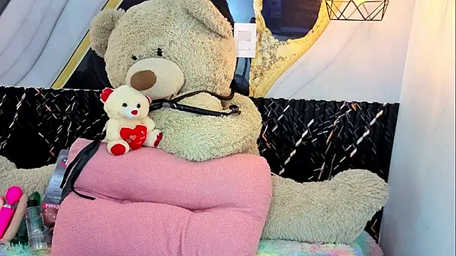 Snapshot of VioletaSweett1 chatting on July 23, 8:51 pm VioletaSweett1 online show from July 23, 8:51 pm