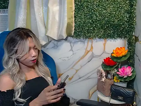 Snapshot of Alexie_08 chatting on December 4, 10:13 am Alexie 08 online show from December 4, 10:13 am