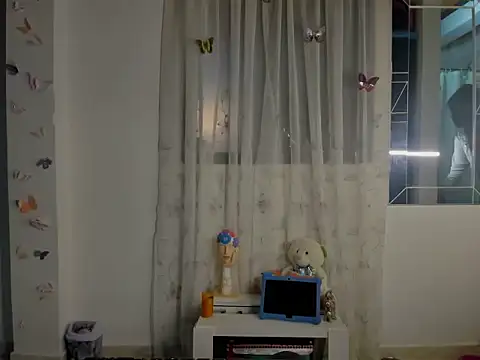 perla-thomson online show from December 3, 11:25 pm