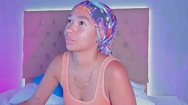 Snapshot of EmmaLawrence_ chatting on January 6, 7:50 pm EmmaLawrence online show from January 6, 7:50 pm