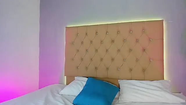 Snapshot of EmmaLawrence_ chatting on January 11, 8:03 pm EmmaLawrence online show from January 11, 8:03 pm