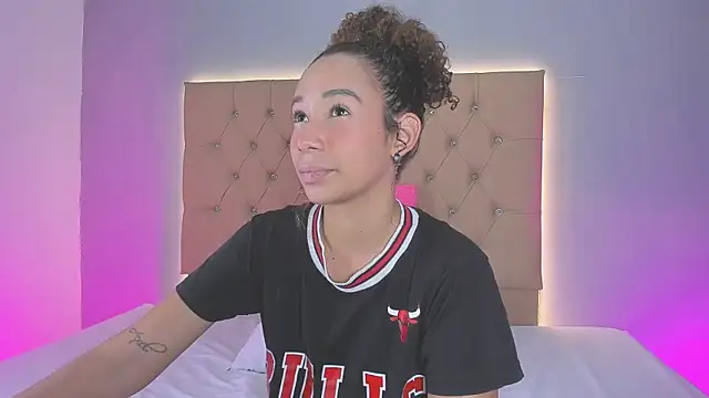 Snapshot of EmmaLawrence_ chatting on February 4, 7:53 pm EmmaLawrence online show from February 4, 7:53 pm