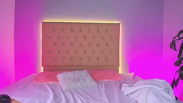 Snapshot of EmmaLawrence_ chatting on February 12, 9:04 am EmmaLawrence online show from February 12, 9:04 am