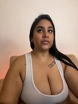 Snapshot of YenthCorona chatting on July 4, 3:45 am YenthCorona online show from July 4, 3:45 am