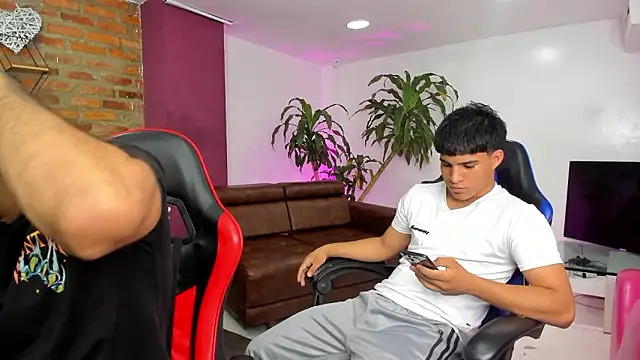 HotThreesoome online show from February 3, 12:32 pm