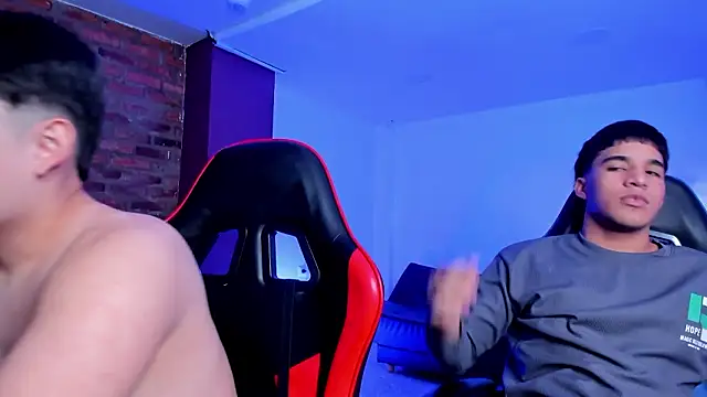 HotThreesoome online show from March 11, 12:22 pm