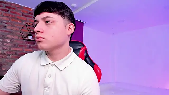 HotThreesoome online show from March 31, 12:05 pm