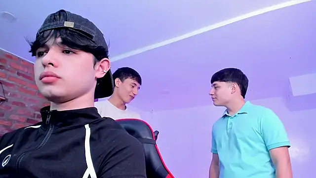 HotThreesoome online show from April 8, 2:50 pm