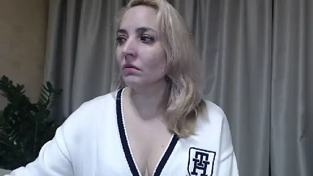 Snapshot of sweetpussy chatting on November 27, 3:25 pm sweetpussy online show from November 27, 3:25 pm