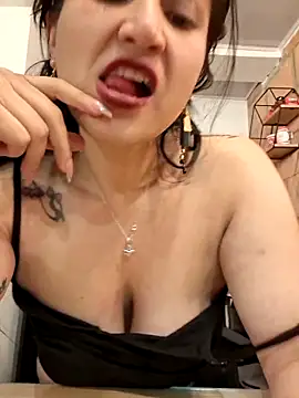 Snapshot of Magenta_Moon chatting on May 6, 11:43 pm Magenta Moon online show from May 6, 11:43 pm